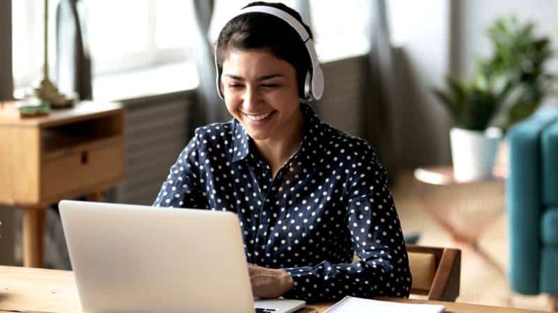 Estudiante participando en el curso online de salud y evangelismo