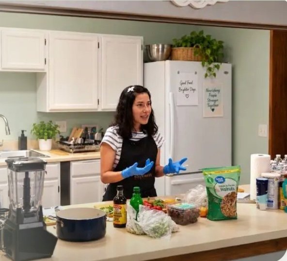 Elena Beckford enseñando una clase práctica de cocina saludable